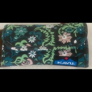 Like new, pretty flower pattern KAVU wallet